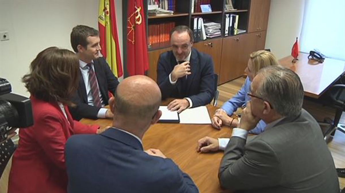 Pablo Casado y Javier Esparza, reunidos en el Parlamento de Navarra