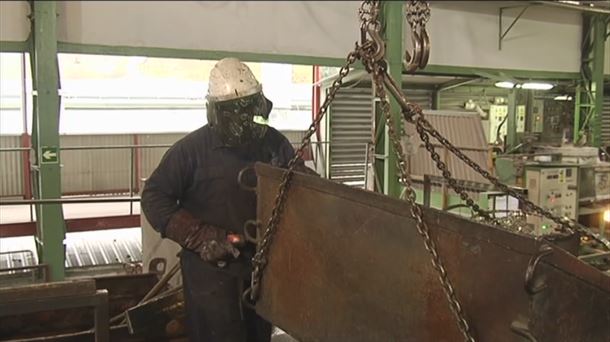 Un trabajador de una fábrica