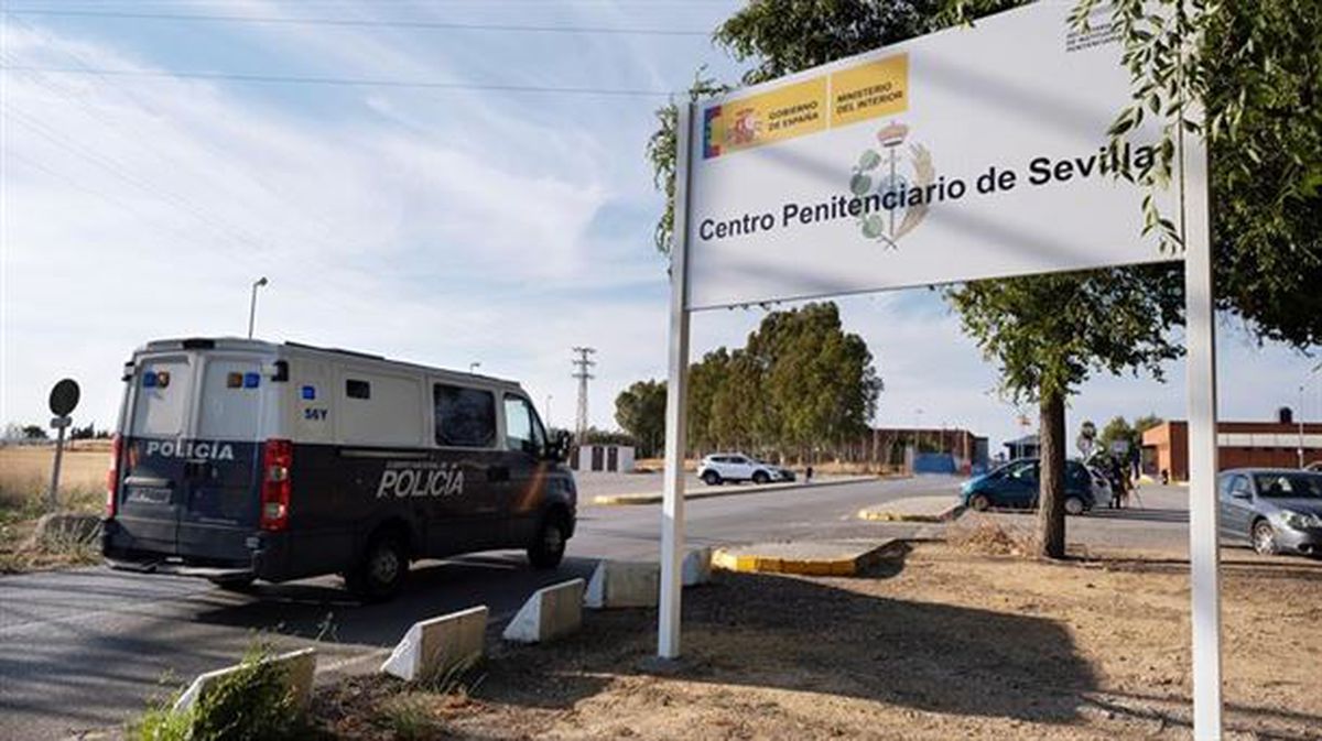 El furgón que llevó a los miembros de La Manada al Centro Penitenciario Sevilla 1.