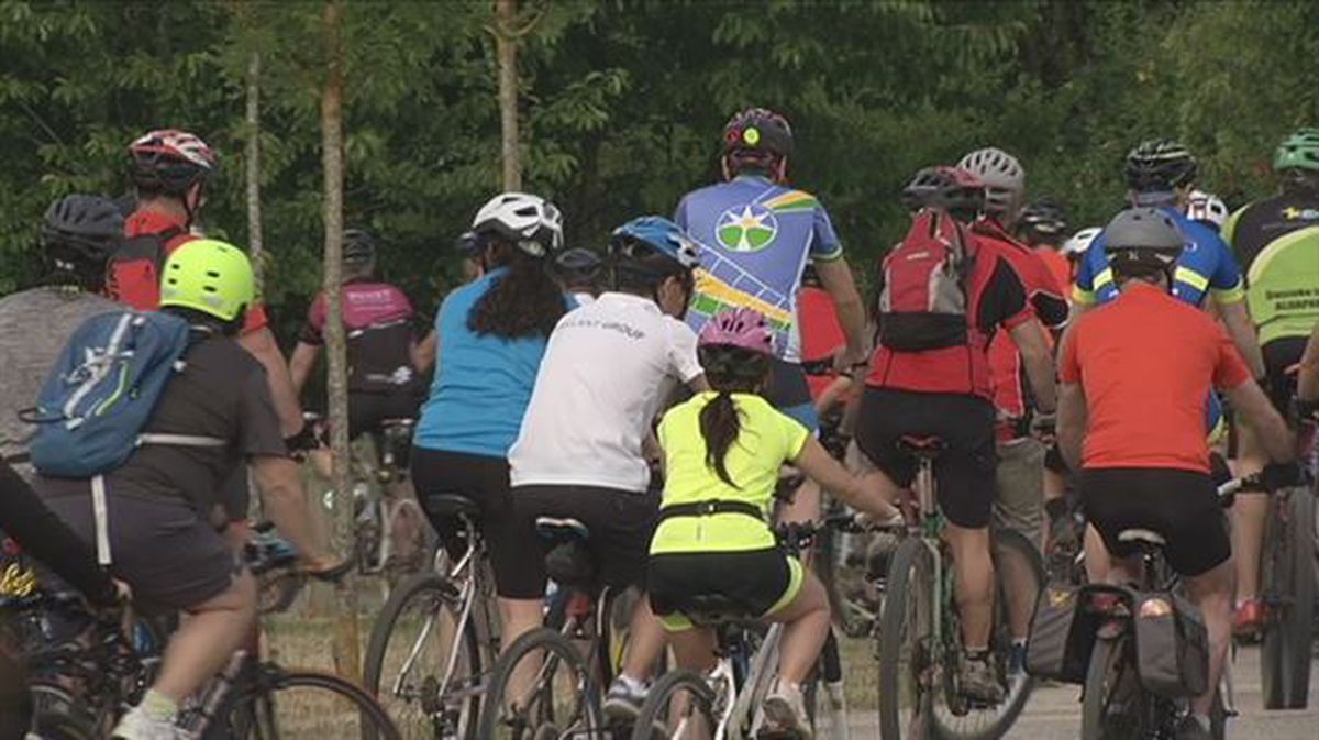 Ciclistas en el anillo verde de Vitoria