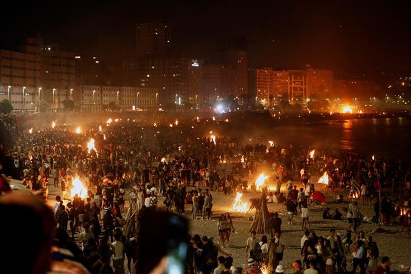 Miles de personas en las hogueras de las playas de A Coruña