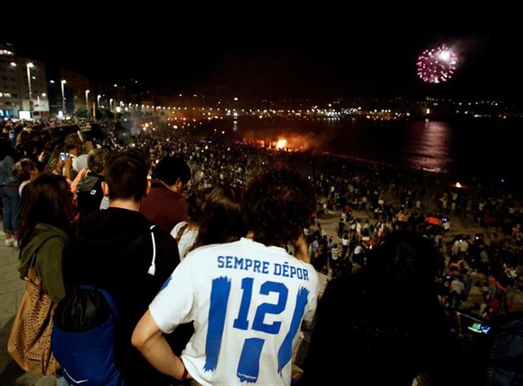 Miles de personas en las hogueras de las playas de A Coruña