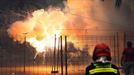 Un bombero vigilando la hoguera de San Juan en Alicante