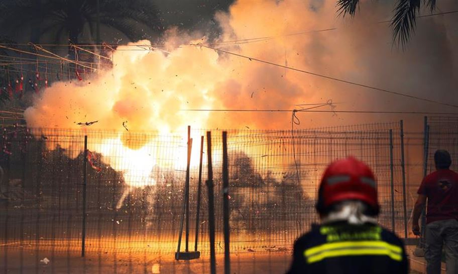 Un bombero vigilando la hoguera de San Juan en Alicante