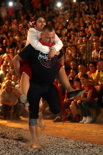 Un hombre corriendo descalzo sobre las brasas de la hoguera
