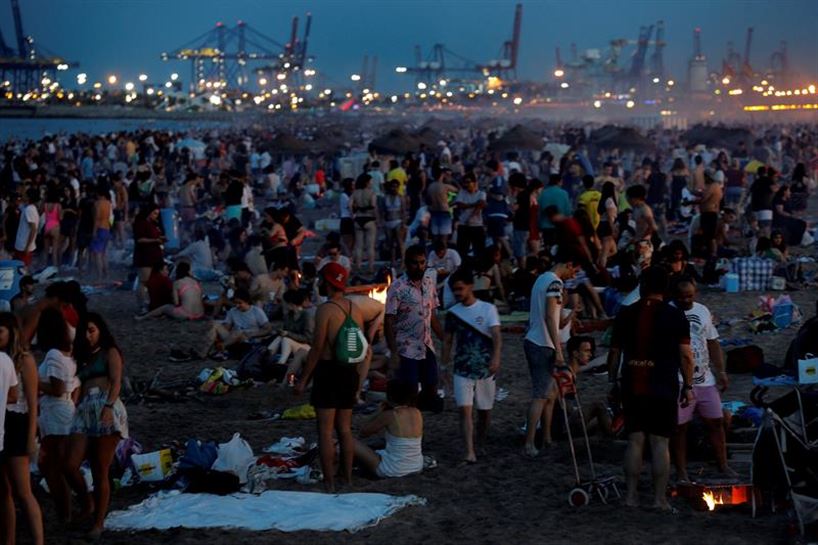 Miles de personas en la playa de Malvarrosa