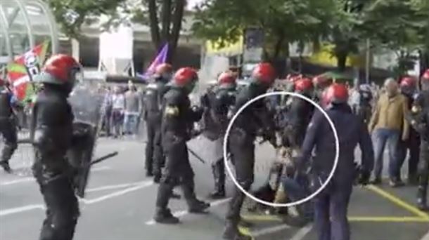 Oskar Martínez tumbado en el suelo tras la agresión