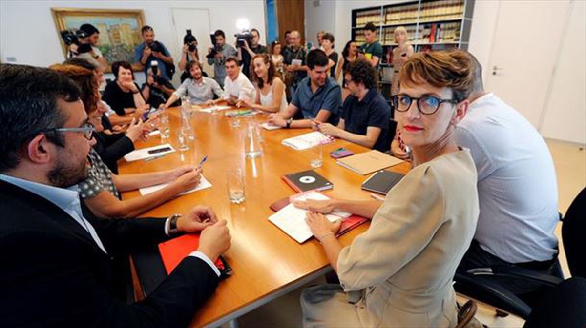 Imagen de archivo de la primera reunión de PSN, Geroa Bai, Podemos e I-E.
