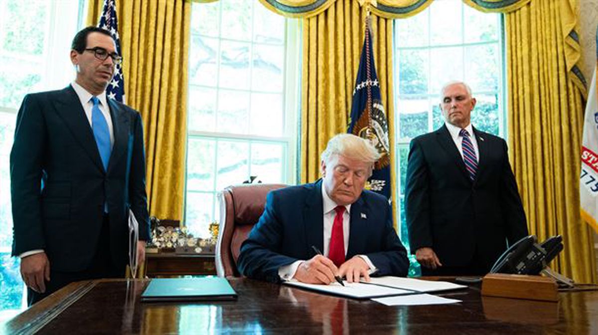 Donald Trump firma las sanciones contra mandatarios de Irán