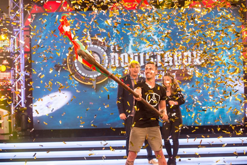 Iker Babio ondeando la ikurriña