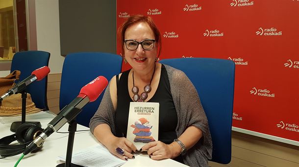 Miren Agur Meabe, escritora vizcaína, en los estudios de Radio Euskadi en Bilbao (Foto EITB)