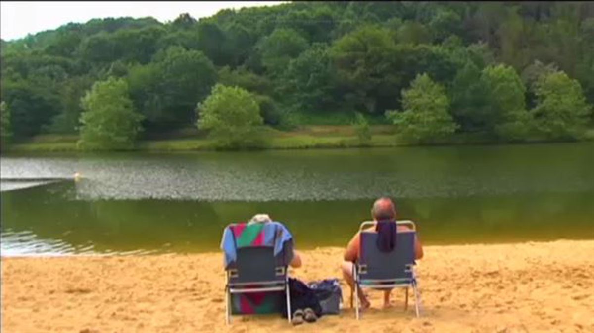 Una pareja en el lago de Saint-Pée-sur-Nivelle