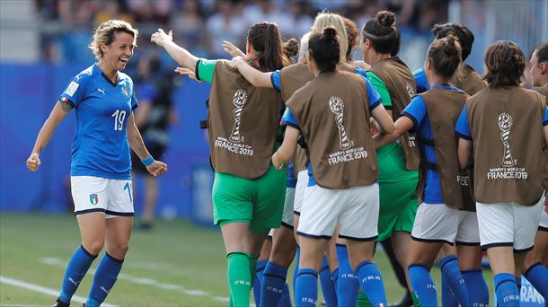 Valentina Giacinti celebra su gol con sus compañeras