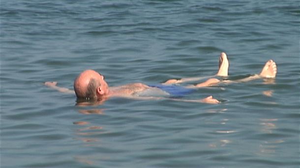 Hombre bañándose en el agua