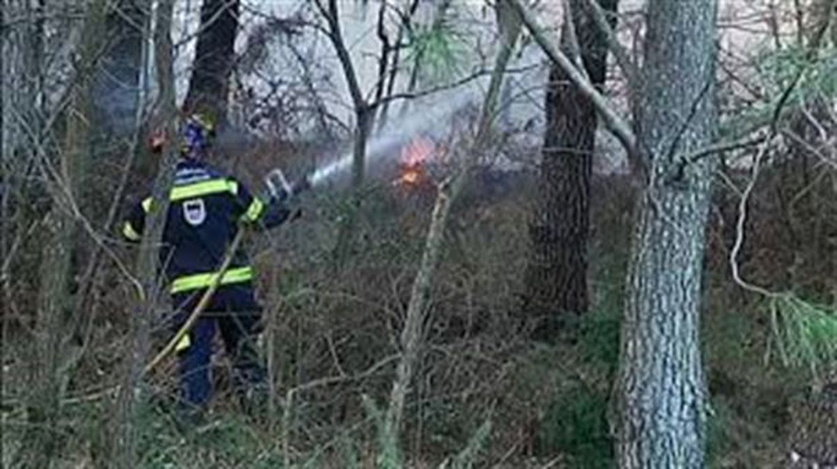 Un bombero apagando un incendio