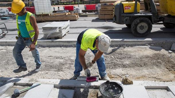 Dos trabajadores en Vitoria-Gasteiz. Foto: EFE