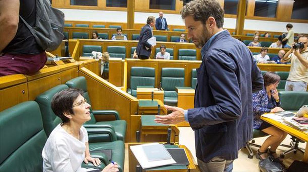 Estefania Beltrán de Heredia y Borja Sémper en el Parlamento Vasco.