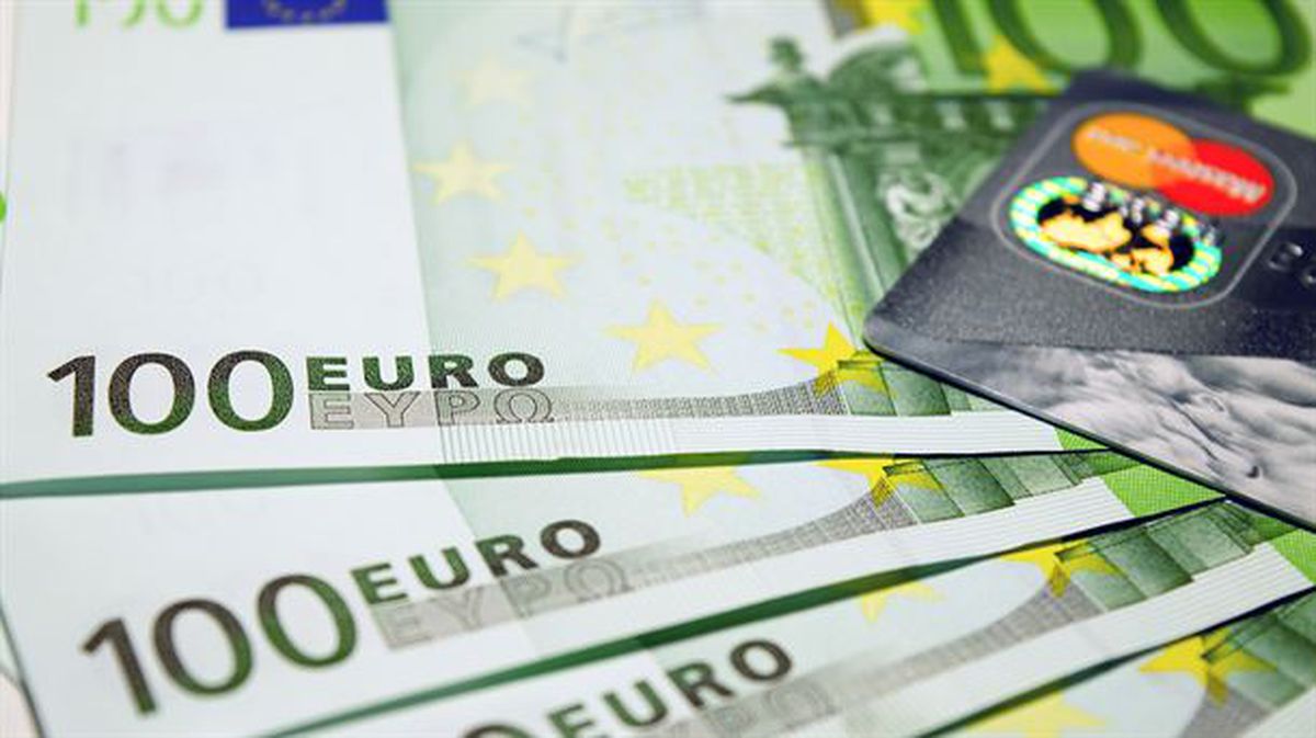 100 euroko billeteak eta kreditu txartel bat