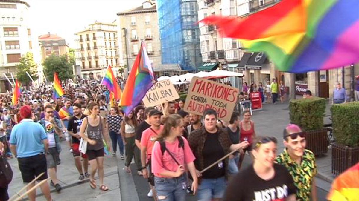 Vitoria-Gasteiz se llena de banderas arco iris para celebrar el día del orgullo