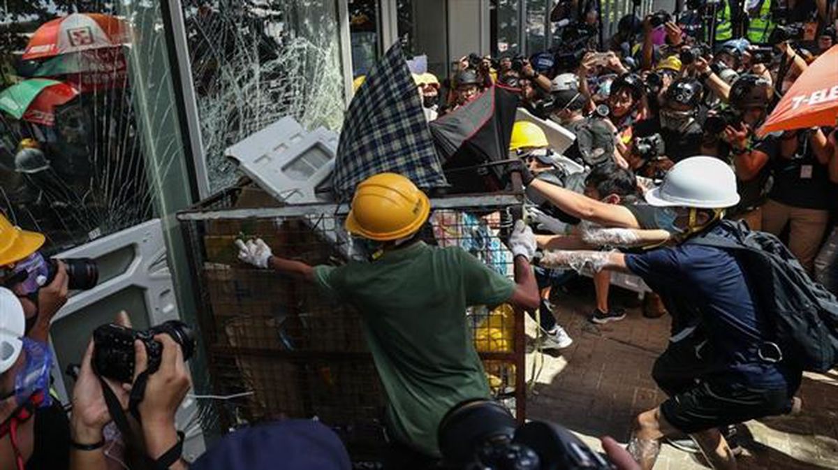 Policías y manifestantes hongkoneses chocan en el aniversario del retorno a China