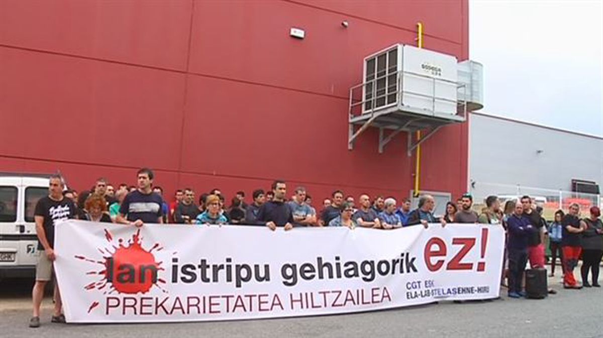 Concentración de trabajadores en Vitoria-Gasteiz tras un accidente laboral mortal.