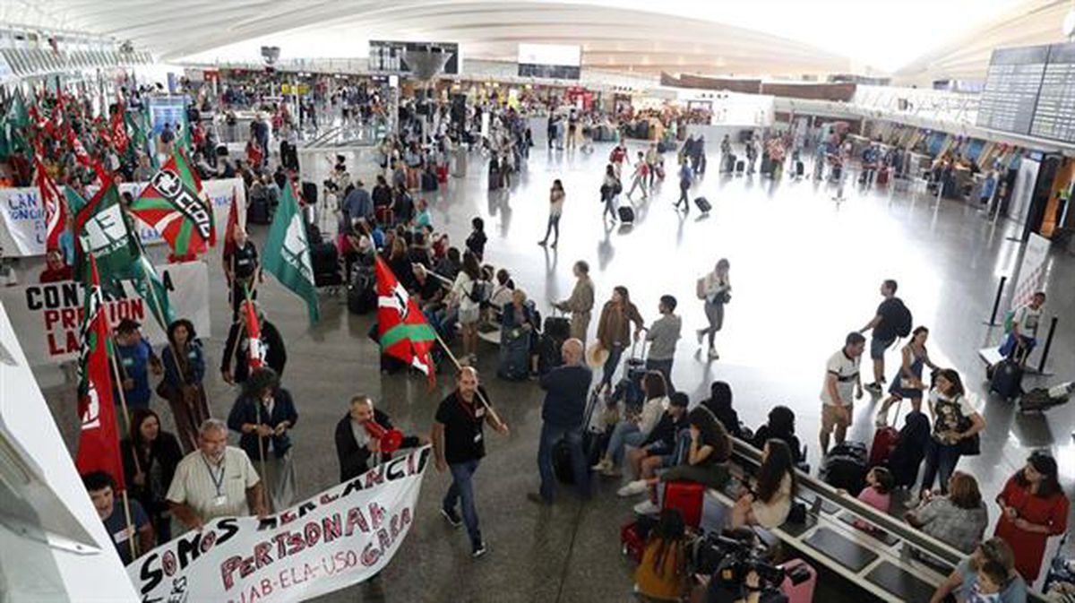 Manifestación de los trabajadores del Aeropuerto de Bilbao durante una jornada de huelga.