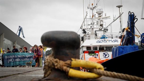 El barco de resctate Aita Mari atracado en el puerto de Pasaia