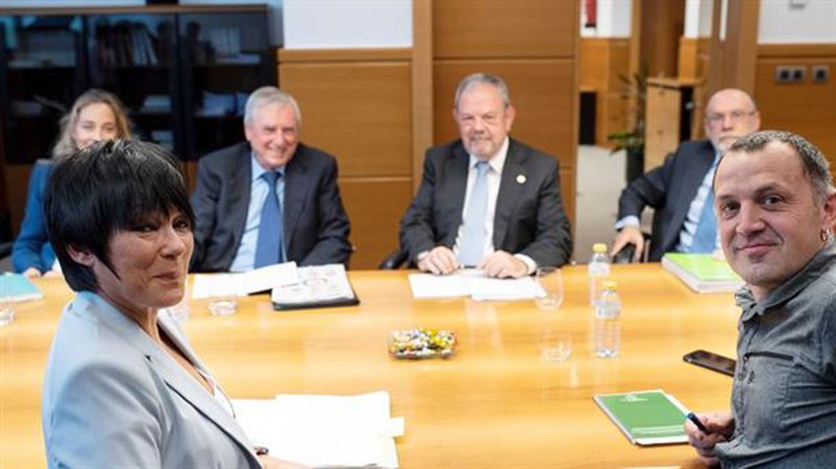 Delegaciones de PNV y EH Bildu, en una de las reuniones de negociación de las cuentas de 2020.