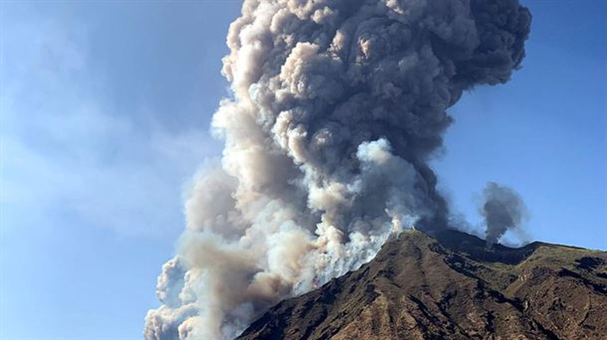 Italiako Stromboli sumendiko erupzio bortitzak gutxienez hildako bat utzi du