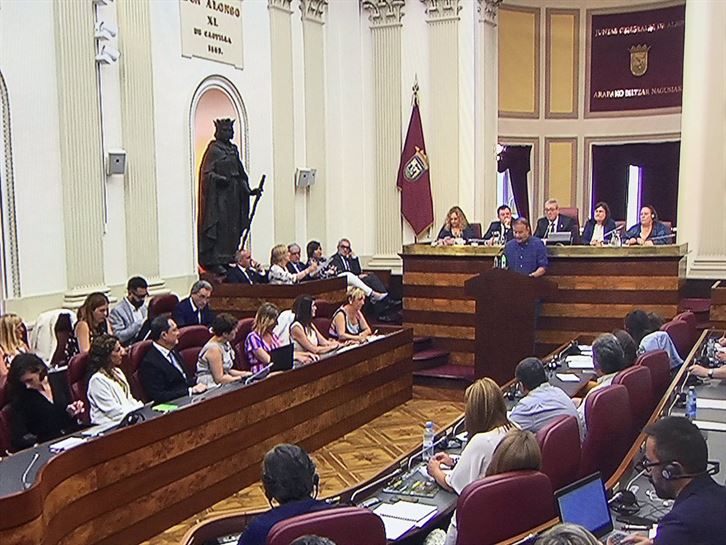 Pleno de inversitura del Dip Gral Álava