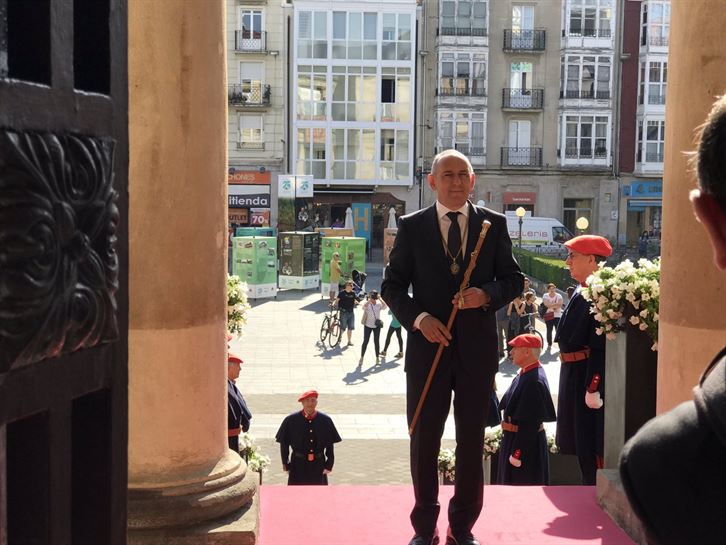 Pleno de inversitura del Dip Gral Álava