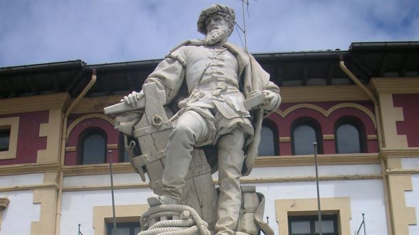 Estatua de Juan Sebastián Elcano en Getaria