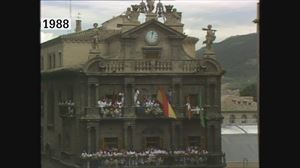 La ikurriña estuvo en el mástil del Ayuntamiento de Pamplona en 1988 y 2015