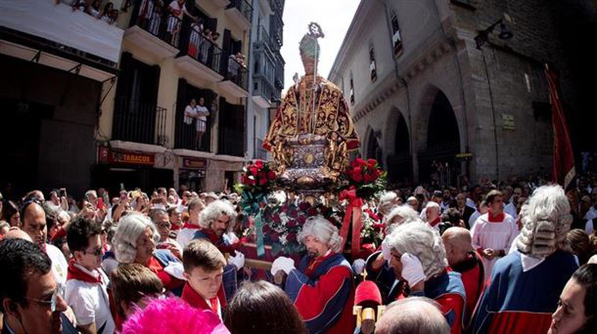 Pamplona celebra el día grande se sus fiestas con la procesión de San Fermín. Foto: EFE