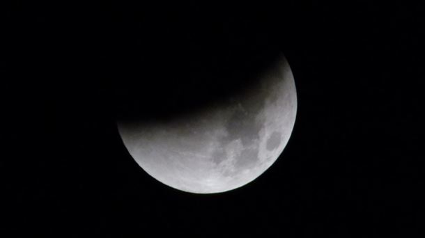 Las nubes esconden el eclipse lunar                                        