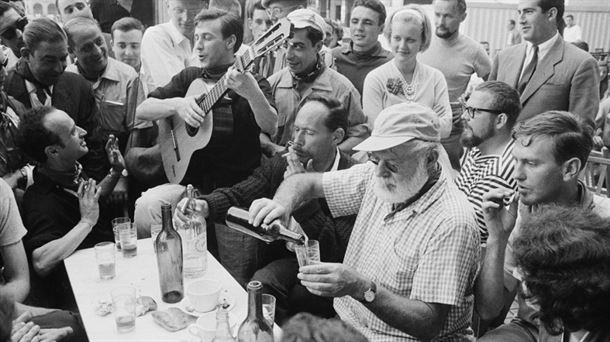 Hemingway celebrando San Fermín