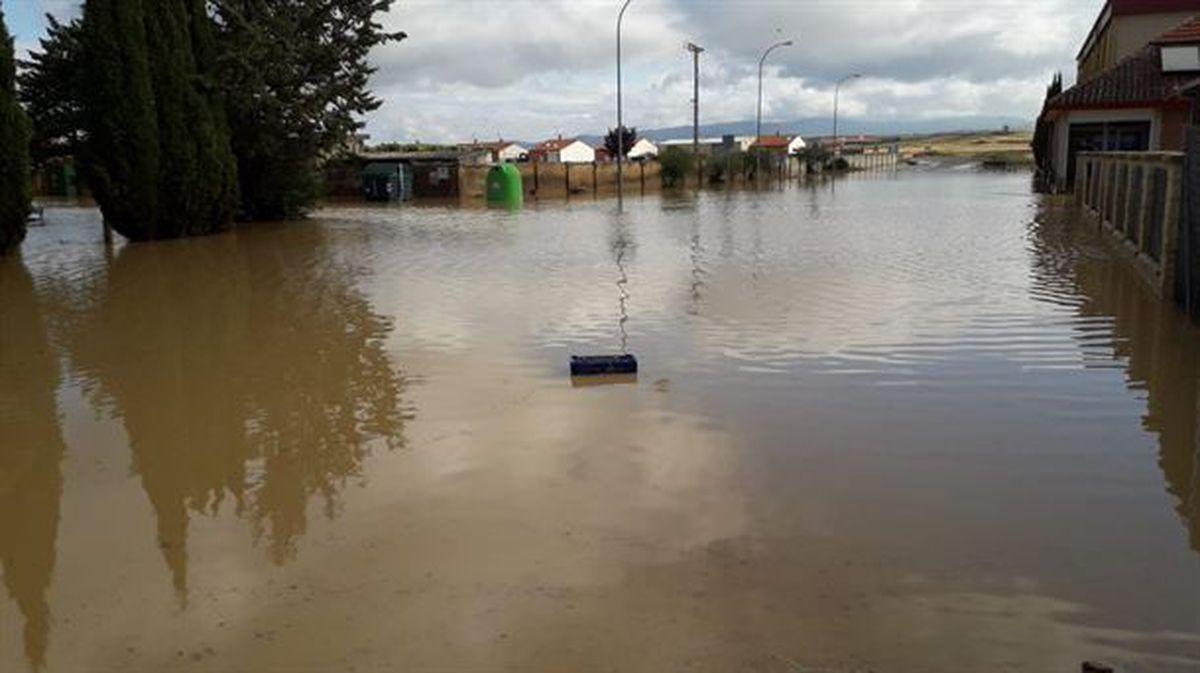 Carretera anegada por el agua en el centro de Navarra