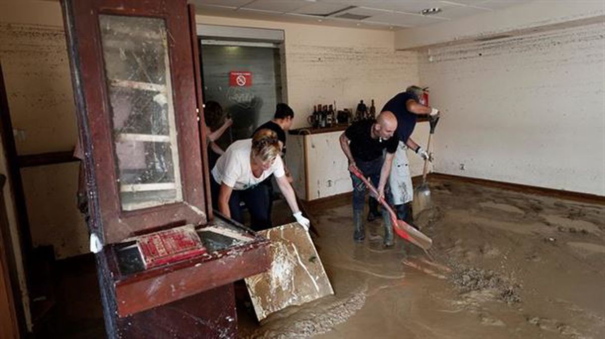 Vecinos de Tafalla (Navarra) limpian el barro de la riada.