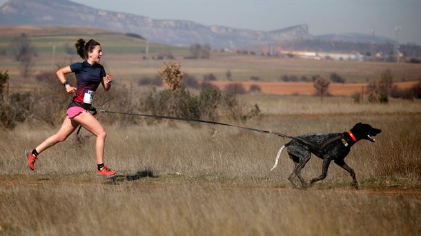 Leire Fernández en plena carrera monte a través con su perro