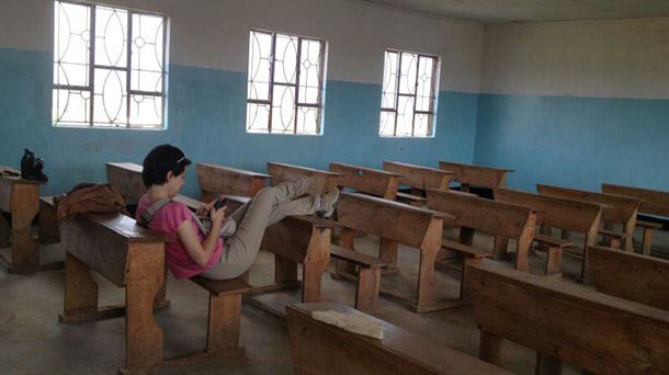 Adelaida Navaridas descansando en la escuela de la Fundación Carpio Pérez