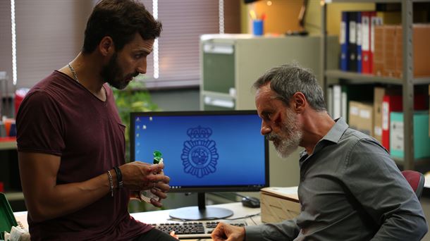 Los actores Raul Prieto y Farncesc Garrido en una escena de la serie 'La Sala'.