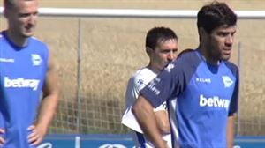 Josean Kerejeta presencia el primer entrenamiento del Alavés en Ibaia