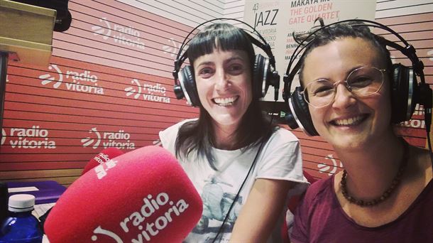 Amaia Moyano y Sheila Gámiz conversan con Vivir para Ver desde los estudios de Radio Vitoria