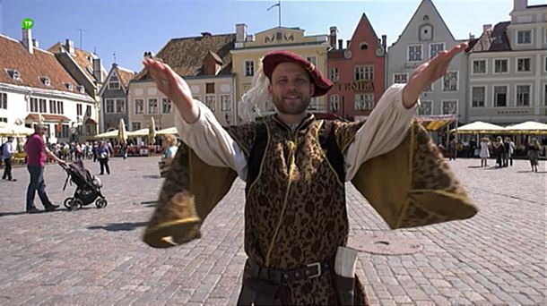 Hombre vestido con ropas medievales en la plaza de Tallín, capital de Estonia