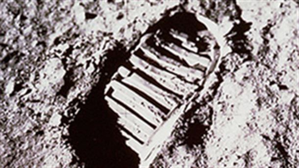 La histórica huella lunar de Neil Armstrong, fotografiada por la NASA                               