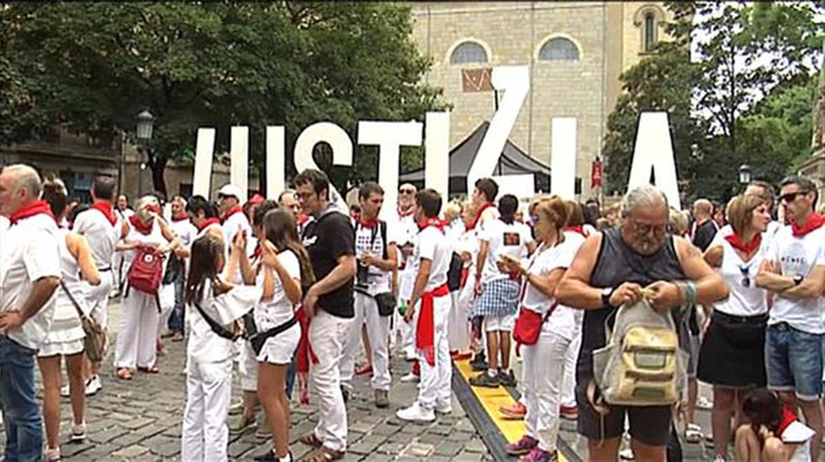 Concentración por los jóvenes de Alsasua en Pamplona. Foto: EiTB