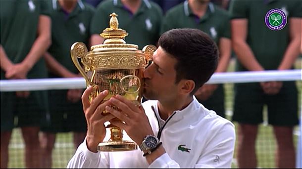 Bideoa: Novak Djokovicek Federreri garaitu dio Wimbledoneko finalean