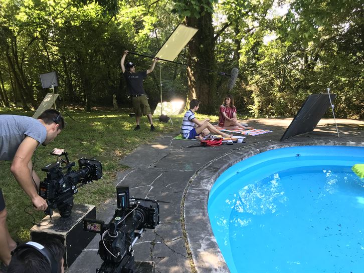 Markel Sainz (Danel) eta Dánae Riaño (Maddi) igerilekuan