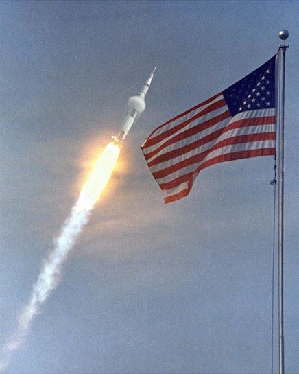 La nave Apollo 11 despegando.