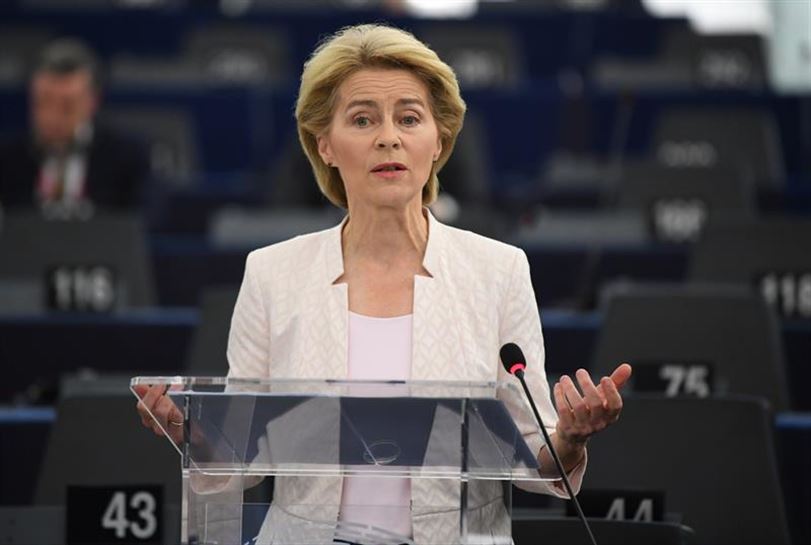 La candidata a presidir la Comisión Europea Von der Leyen durante su discurso en el Parlamento